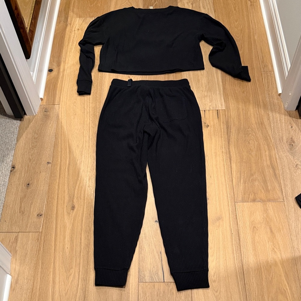 ALO Yoga Black Ribbed Track Pants & Crop Top Set - Picture 4 of 4